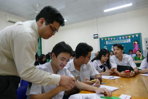 hoc-sinh-su-dung-dien-thoai-trong-gio-hoc