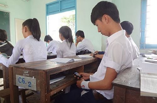 hoc-sinh-su-dung-dien-thoai-trong-gio-hoc