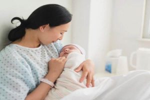Tìm hiểu một số phong tục đón trẻ sơ sinh về nhà