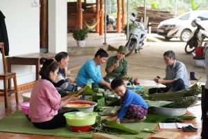 Nguồn gốc và ý nghĩa của phong tục gói bánh chưng, bánh tét ngày Tết